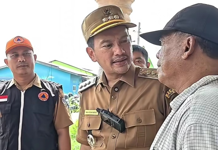 TINJAU RUMAH WARGA TERDAMPAK PUTING BELIUNG, WALI KOTA TEBING TINGGI BERI BANTUAN SEMBAKO 9 TINJAU RUMAH WARGA TERDAMPAK PUTING BELIUNG, WALI KOTA TEBING TINGGI BERI BANTUAN SEMBAKO - IMG 20260812 230255