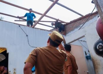 TINJAU RUMAH WARGA TERDAMPAK PUTING BELIUNG, WALI KOTA TEBING TINGGI BERI BANTUAN SEMBAKO