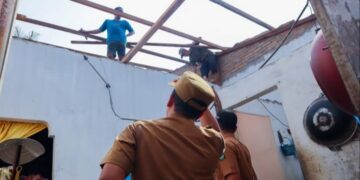 TINJAU RUMAH WARGA TERDAMPAK PUTING BELIUNG, WALI KOTA TEBING TINGGI BERI BANTUAN SEMBAKO