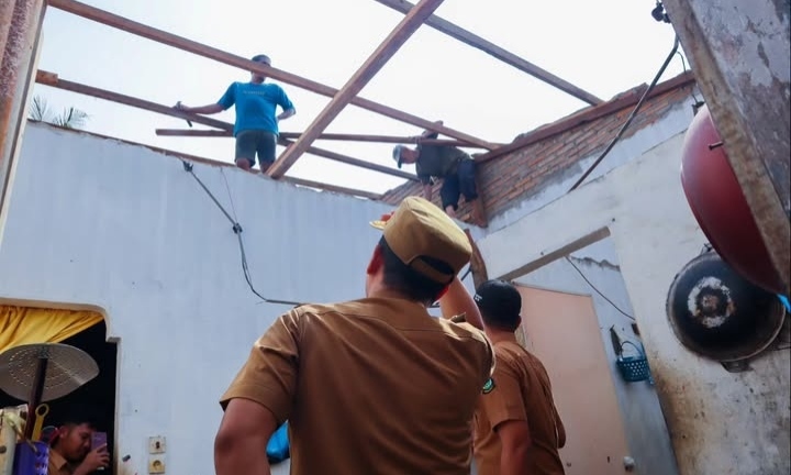 TINJAU RUMAH WARGA TERDAMPAK PUTING BELIUNG, WALI KOTA TEBING TINGGI BERI BANTUAN SEMBAKO 3 TINJAU RUMAH WARGA TERDAMPAK PUTING BELIUNG, WALI KOTA TEBING TINGGI BERI BANTUAN SEMBAKO - IMG 20260812 230347