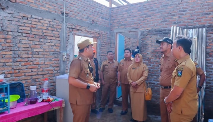 TINJAU RUMAH WARGA TERDAMPAK PUTING BELIUNG, WALI KOTA TEBING TINGGI BERI BANTUAN SEMBAKO 8 TINJAU RUMAH WARGA TERDAMPAK PUTING BELIUNG, WALI KOTA TEBING TINGGI BERI BANTUAN SEMBAKO - IMG 20260812 230406