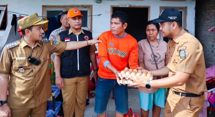 TINJAU RUMAH WARGA TERDAMPAK PUTING BELIUNG, WALI KOTA TEBING TINGGI BERI BANTUAN SEMBAKO 6 TINJAU RUMAH WARGA TERDAMPAK PUTING BELIUNG, WALI KOTA TEBING TINGGI BERI BANTUAN SEMBAKO - IMG 20260812 230423