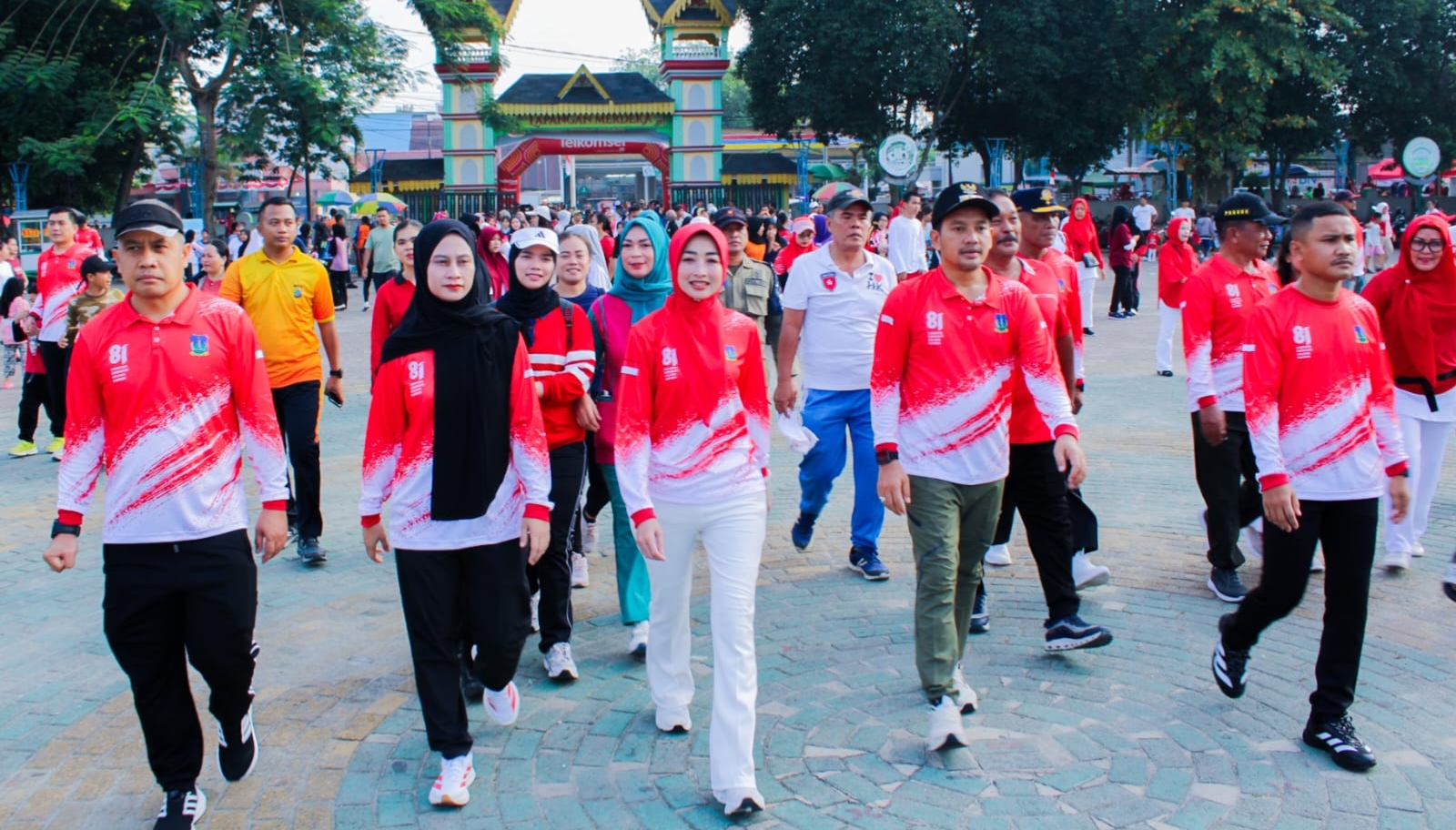 MERIAH!!! RIBUAN WARGA KOTA TEBING TINGGI PADATI LAPANGAN MERDEKA SEMARAKKAN HUT KE-81 RI 6 MERIAH!!! RIBUAN WARGA KOTA TEBING TINGGI PADATI LAPANGAN MERDEKA SEMARAKKAN HUT KE-81 RI - IMG 20260816 204154