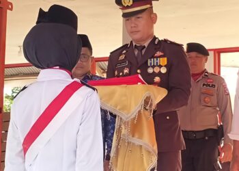 Ipda Rido M. Simamora Pimpin Upacara Penurunan Bendera HUT Ke-81 RI Di Kecamatan Dua Koto Pasaman