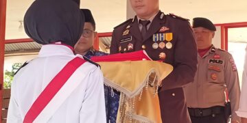 Ipda Rido M. Simamora Pimpin Upacara Penurunan Bendera HUT Ke-81 RI Di Kecamatan Dua Koto Pasaman