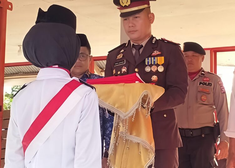 Ipda Rido M. Simamora Pimpin Upacara Penurunan Bendera HUT Ke-81 RI Di Kecamatan Dua Koto Pasaman