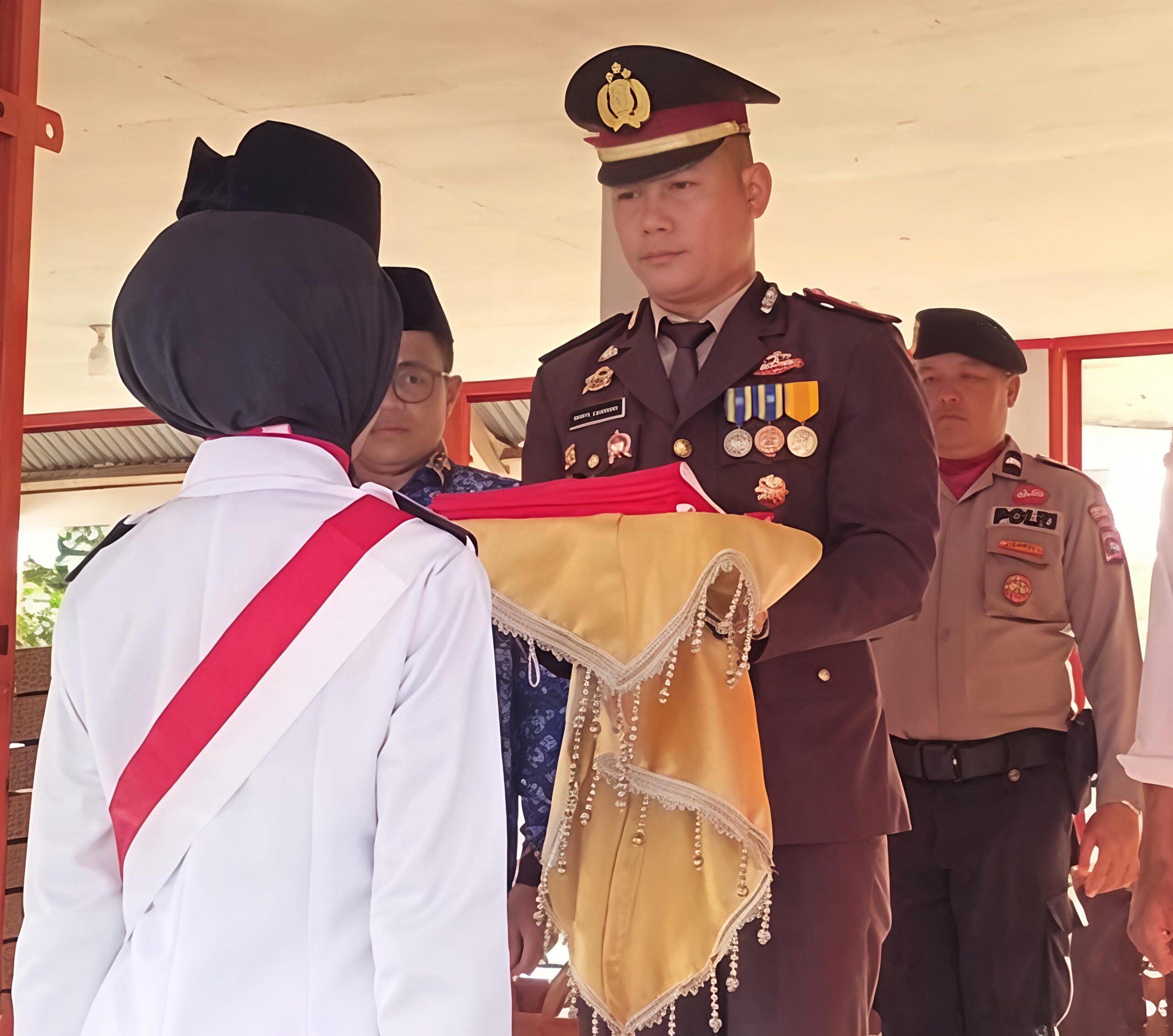 Ipda Rido M. Simamora Pimpin Upacara Penurunan Bendera HUT Ke-81 RI Di Kecamatan Dua Koto Pasaman 3 Ipda Rido M. Simamora Pimpin Upacara Penurunan Bendera HUT Ke-81 RI Di Kecamatan Dua Koto Pasaman - IMG 20260818 073737 scaled