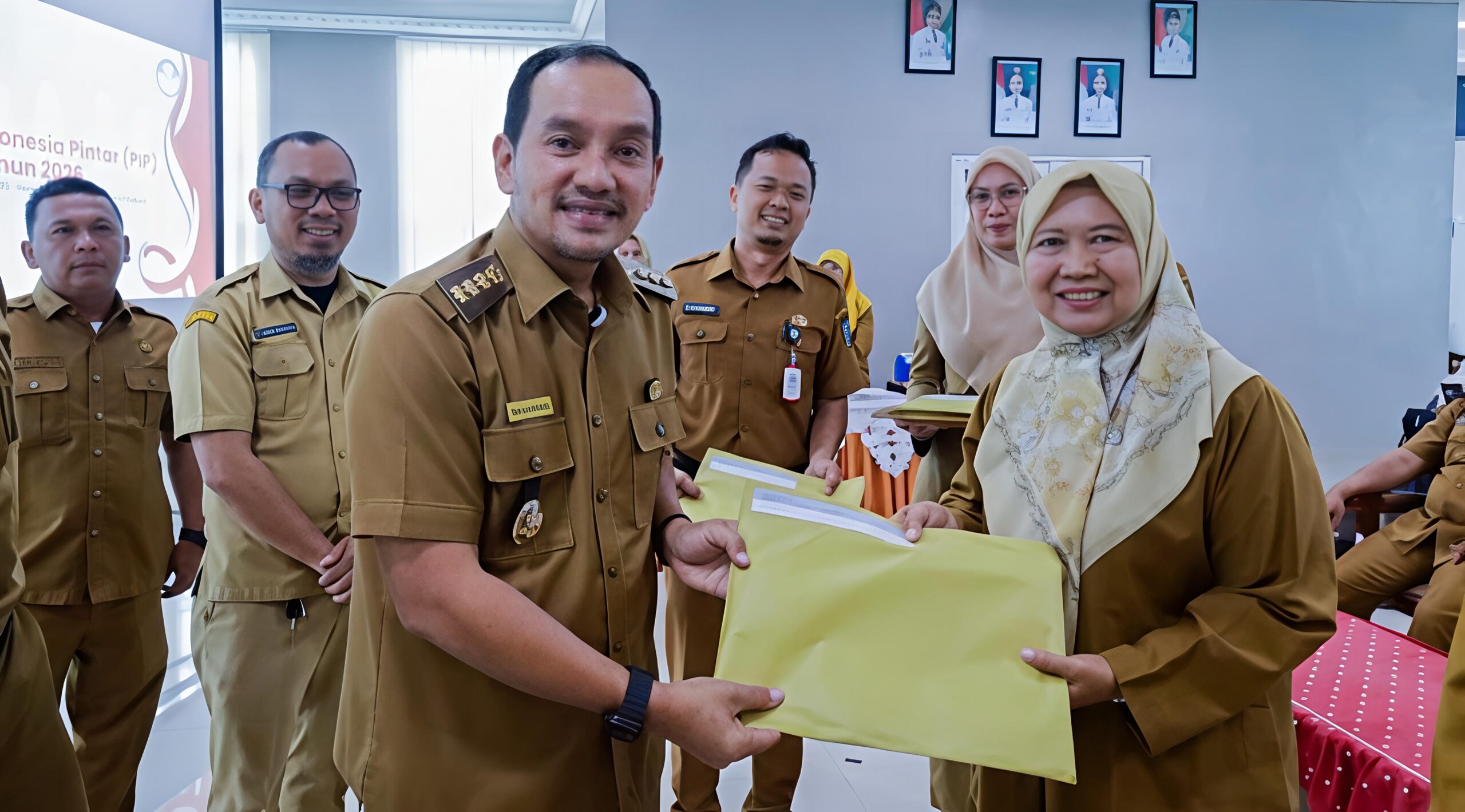 WALI KOTA TEBING TINGGI MINTA KEPALA SEKOLAH BEKERJA ADAPTIF DAN BERINTEGRITAS, SAAT SERAHKAN SK PROGRAM INDONESIA PINTAR - IMG 20260818 181528 scaled