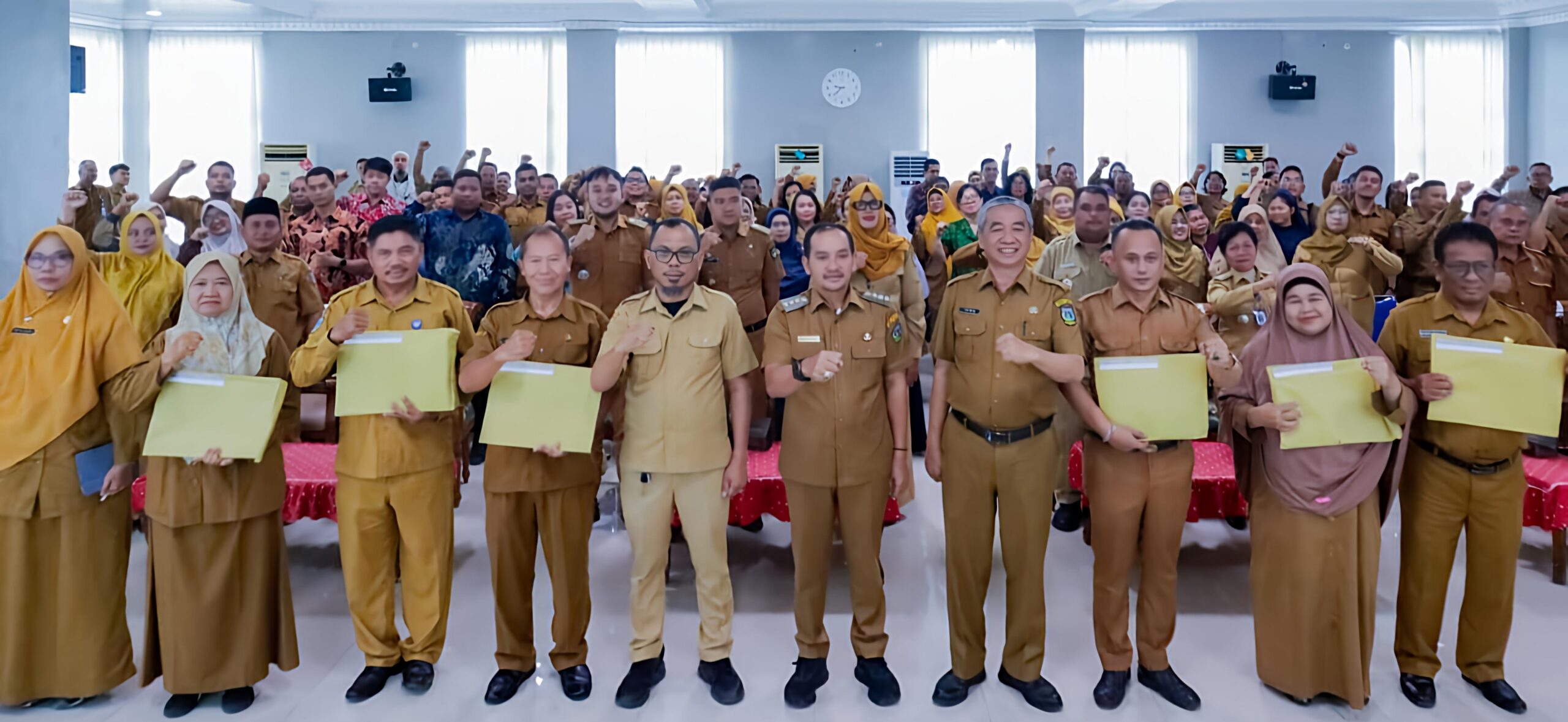 WALI KOTA TEBING TINGGI MINTA KEPALA SEKOLAH BEKERJA ADAPTIF DAN BERINTEGRITAS, SAAT SERAHKAN SK PROGRAM INDONESIA PINTAR - IMG 20260818 181641 scaled