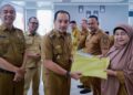 WALI KOTA TEBING TINGGI MINTA KEPALA SEKOLAH BEKERJA ADAPTIF DAN BERINTEGRITAS, SAAT SERAHKAN SK PROGRAM INDONESIA PINTAR