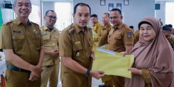 WALI KOTA TEBING TINGGI MINTA KEPALA SEKOLAH BEKERJA ADAPTIF DAN BERINTEGRITAS, SAAT SERAHKAN SK PROGRAM INDONESIA PINTAR