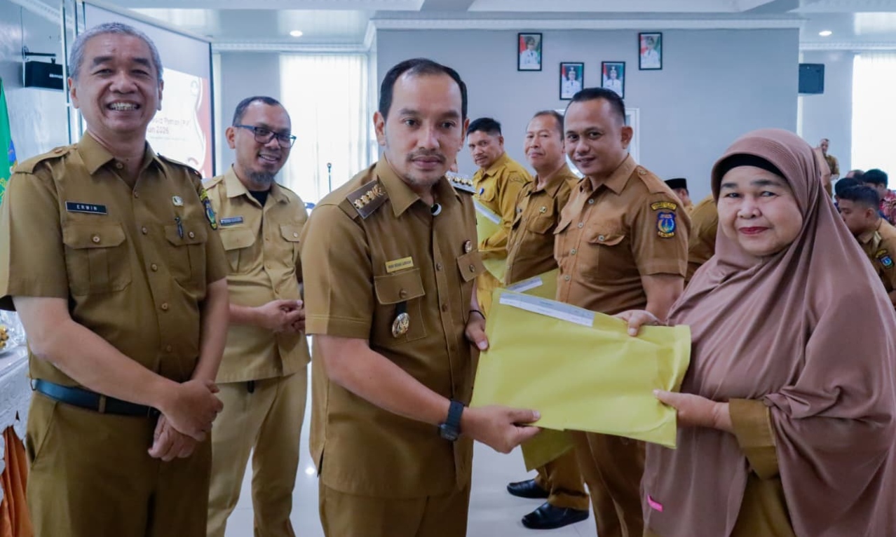 WALI KOTA TEBING TINGGI MINTA KEPALA SEKOLAH BEKERJA ADAPTIF DAN BERINTEGRITAS, SAAT SERAHKAN SK PROGRAM INDONESIA PINTAR - IMG 20260818 181717