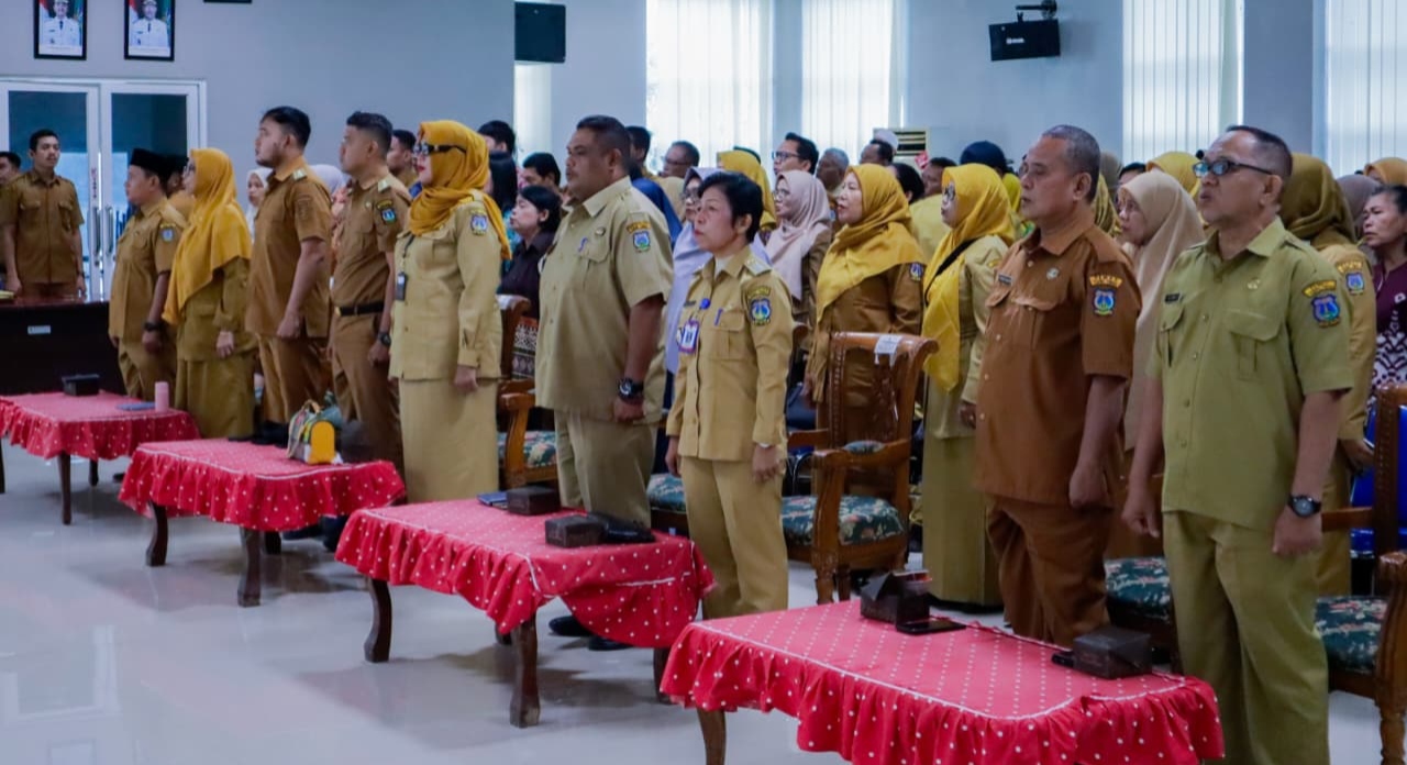 WALI KOTA TEBING TINGGI MINTA KEPALA SEKOLAH BEKERJA ADAPTIF DAN BERINTEGRITAS, SAAT SERAHKAN SK PROGRAM INDONESIA PINTAR - IMG 20260818 181814