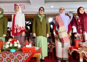 JAJARAN DWP TEBING TINGGI HADIRI PENGIBARAN DAN PENURUNAN BENDERA DI LAPANGAN MERDEKA