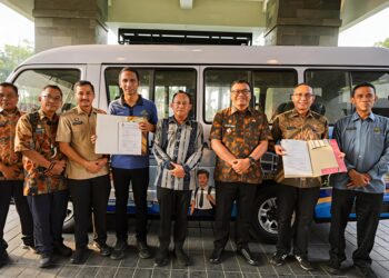Bupati Deli Serdang Serahkan Bus Sekolah Dan Perpustakaan Keliling Untuk Mendukung Pelayanan Masyarakat 