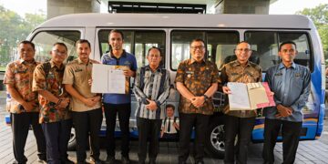 Bupati Deli Serdang Serahkan Bus Sekolah Dan Perpustakaan Keliling Untuk Mendukung Pelayanan Masyarakat 