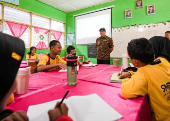 Bupati Asri Ludin Tinjau Kegiatan Ekstrakurikuler Dan Fasilitas Pendukung Kreativitas Siswa Di SMPN 2 Lubuk Pakam 7 Bupati Asri Ludin Tinjau Kegiatan Ekstrakurikuler Dan Fasilitas Pendukung Kreativitas Siswa Di SMPN 2 Lubuk Pakam