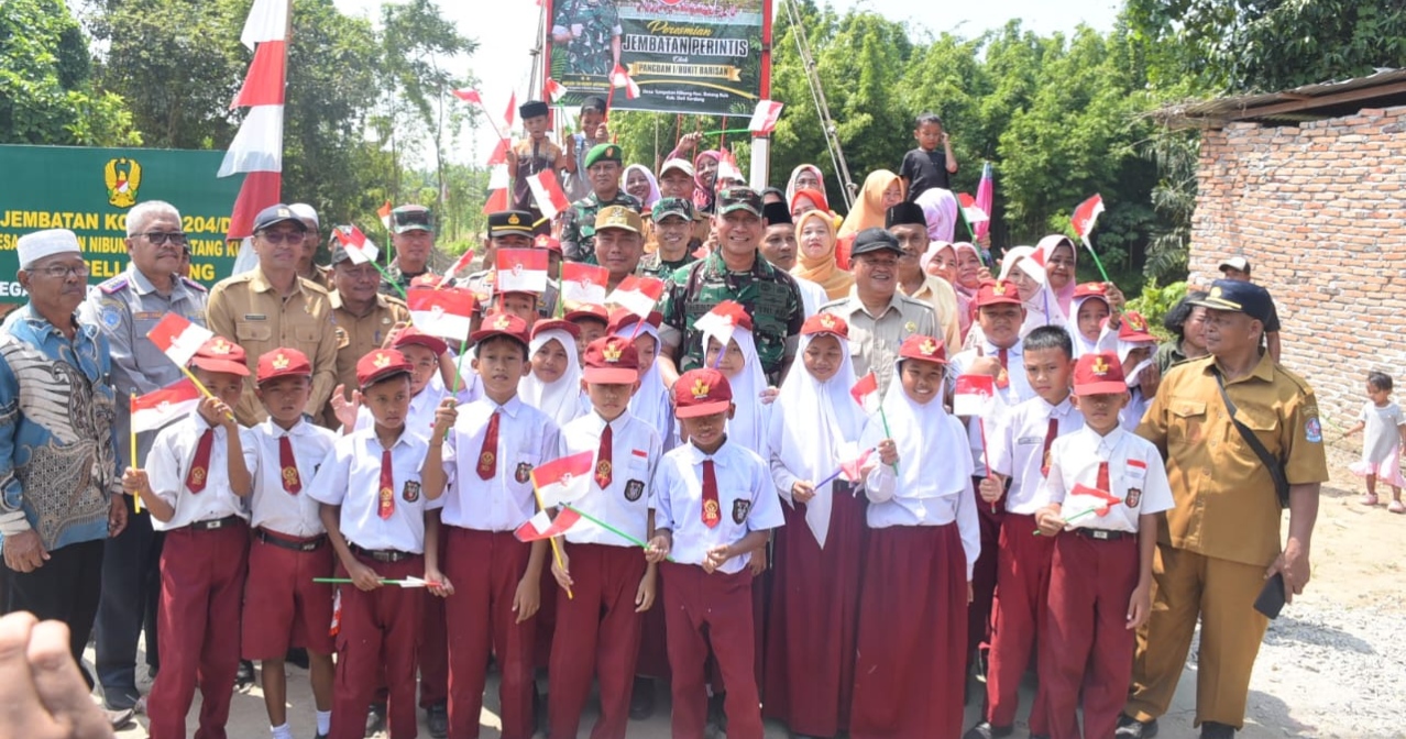 Pangdam I/Bukit Barisan Mayjen TNI Hendy Antariksa Resmikan Jembatan Gantung Perintis Dan Tinjau Pembangunan Sumur Bor Di Deli Serdang 6 Pangdam I/Bukit Barisan Mayjen TNI Hendy Antariksa Resmikan Jembatan Gantung Perintis Dan Tinjau Pembangunan Sumur Bor Di Deli Serdang - IMG 20260824 224021