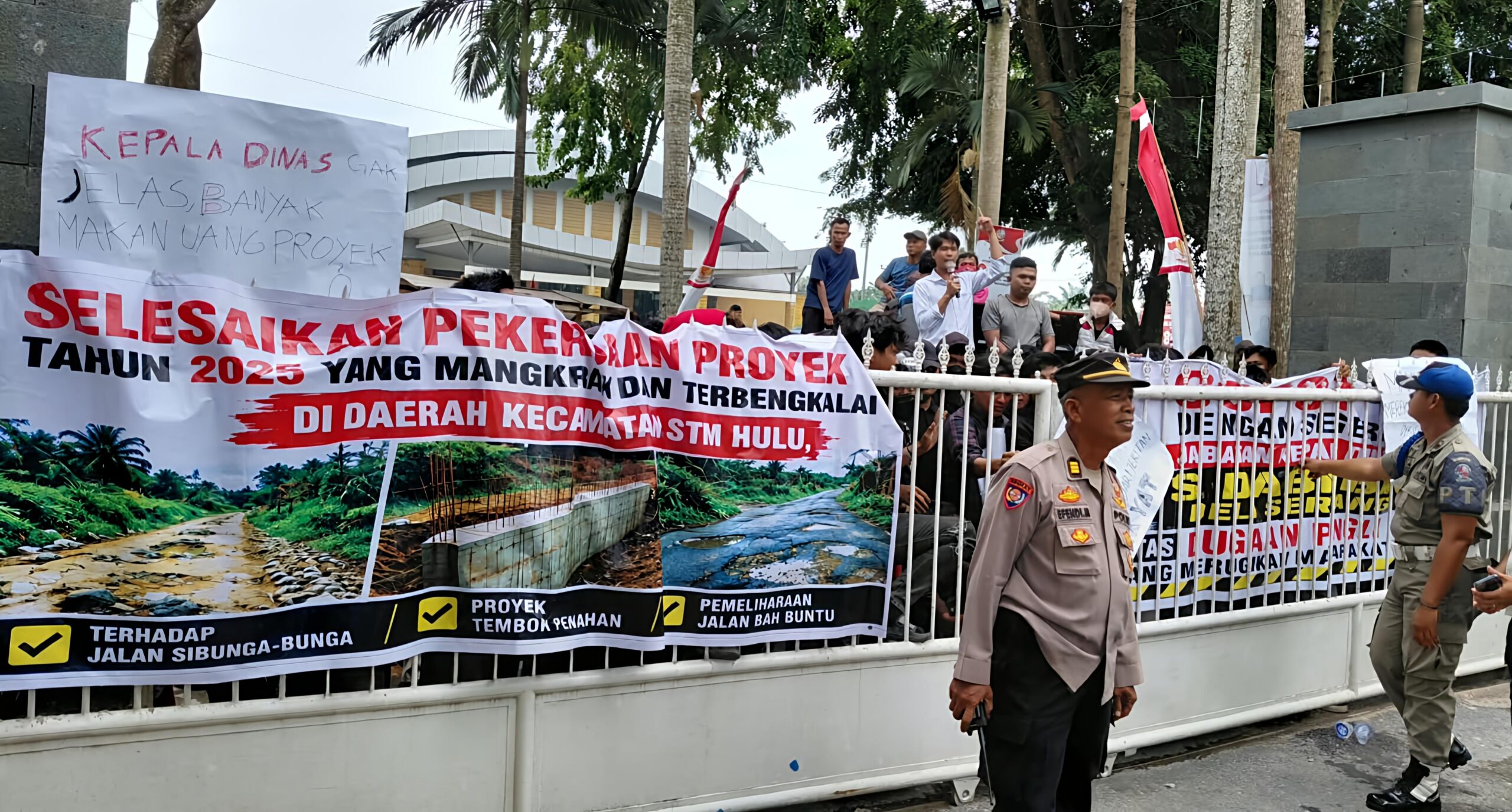 Pemkab Deli Serdang Terima Aspirasi Pengaduan Masyarakat Terkait Pembangunan Dan Pemeliharaan Insfratruktur Jalan 5 Pemkab Deli Serdang Terima Aspirasi Pengaduan Masyarakat Terkait Pembangunan Dan Pemeliharaan Insfratruktur Jalan - IMG 20260827 170457 scaled