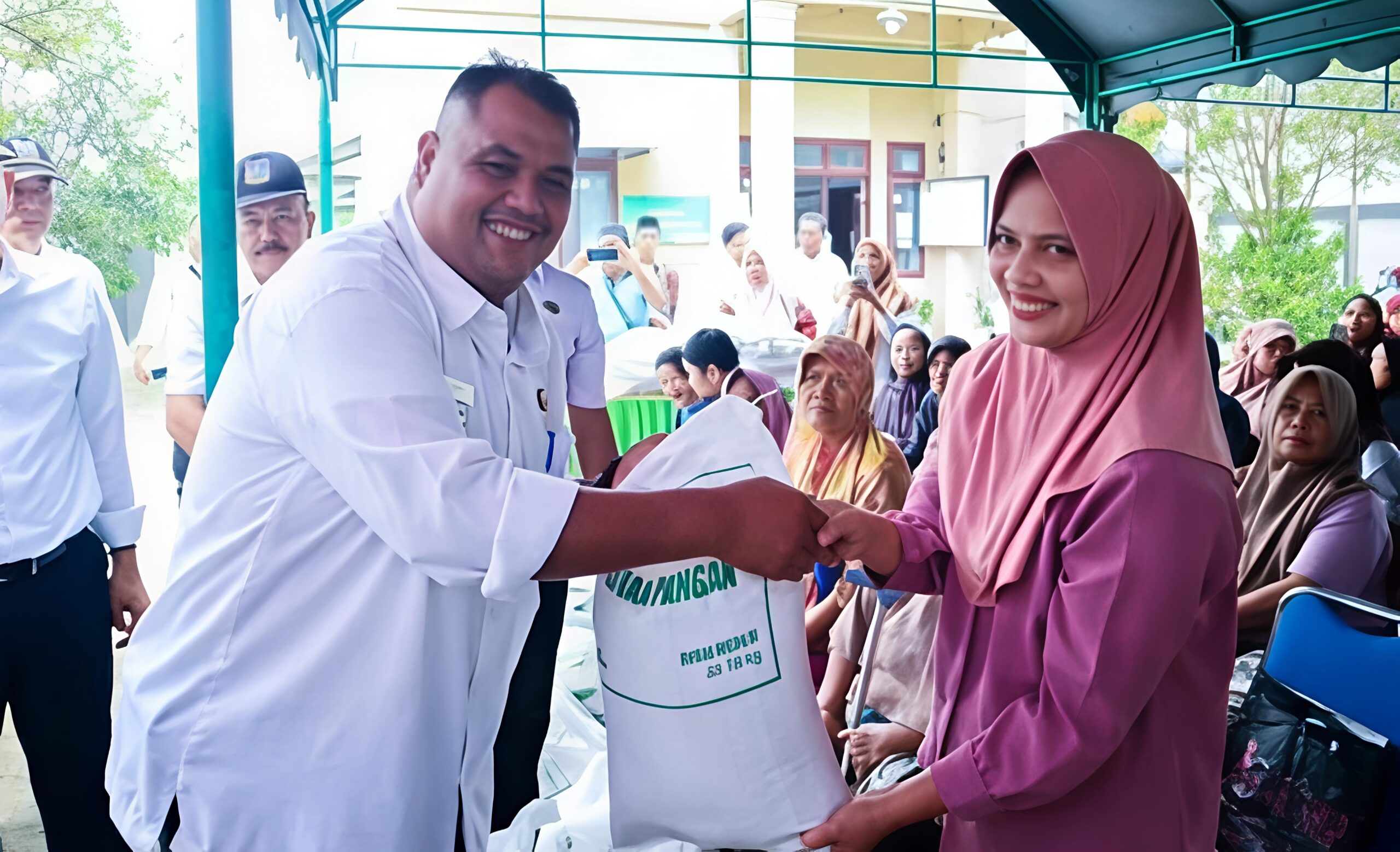 Wali Kota Tebing Tinggi Tinjau Penyaluran Beras Di Kelurahan Mekar Sentosa, Pastikan Bantuan Tepat Sasaran  - IMG 20260828 074328 scaled