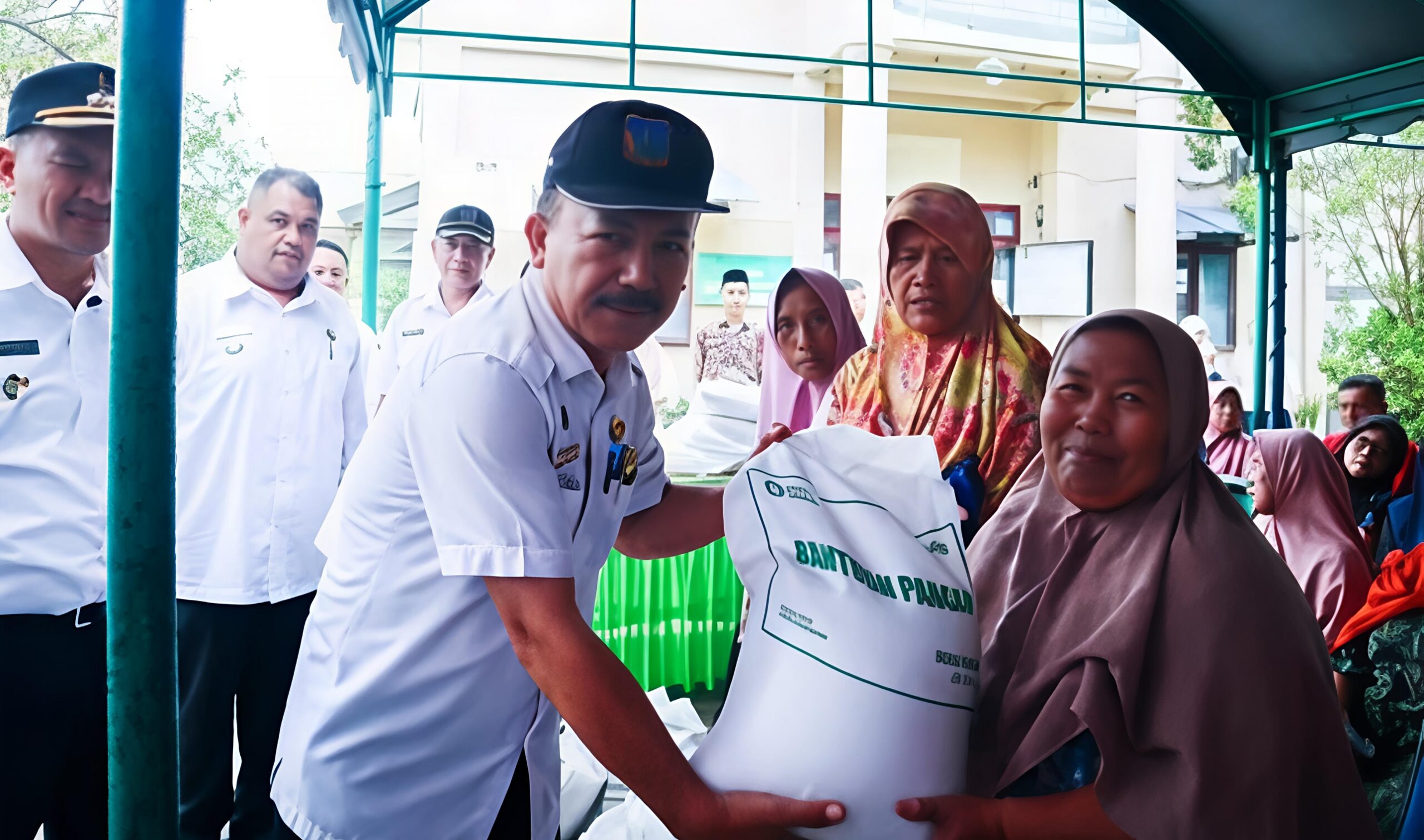 Wali Kota Tebing Tinggi Tinjau Penyaluran Beras Di Kelurahan Mekar Sentosa, Pastikan Bantuan Tepat Sasaran  - IMG 20260828 074418 scaled