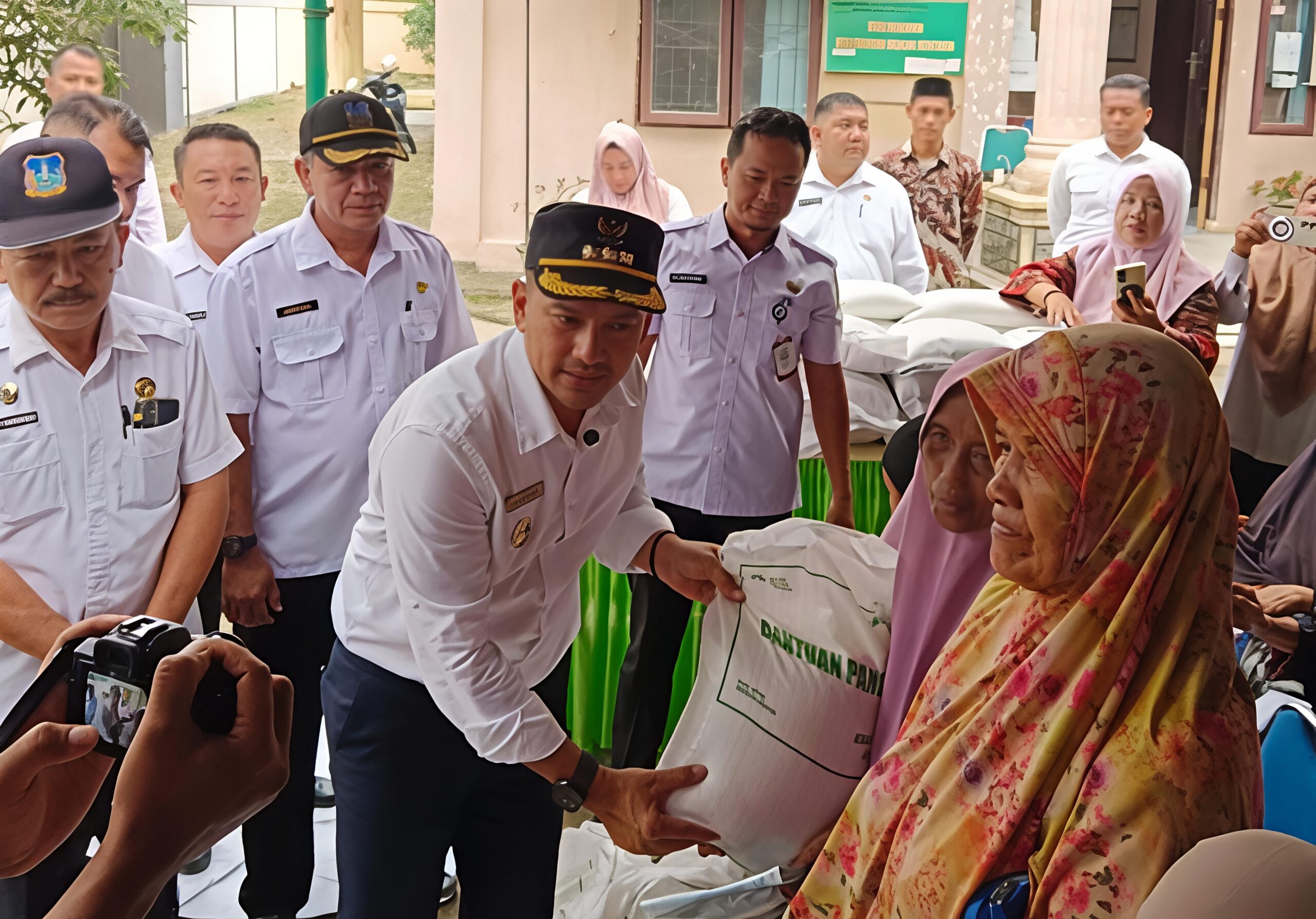 Wali Kota Tebing Tinggi Tinjau Penyaluran Beras Di Kelurahan Mekar Sentosa, Pastikan Bantuan Tepat Sasaran  - IMG 20260828 074722 scaled