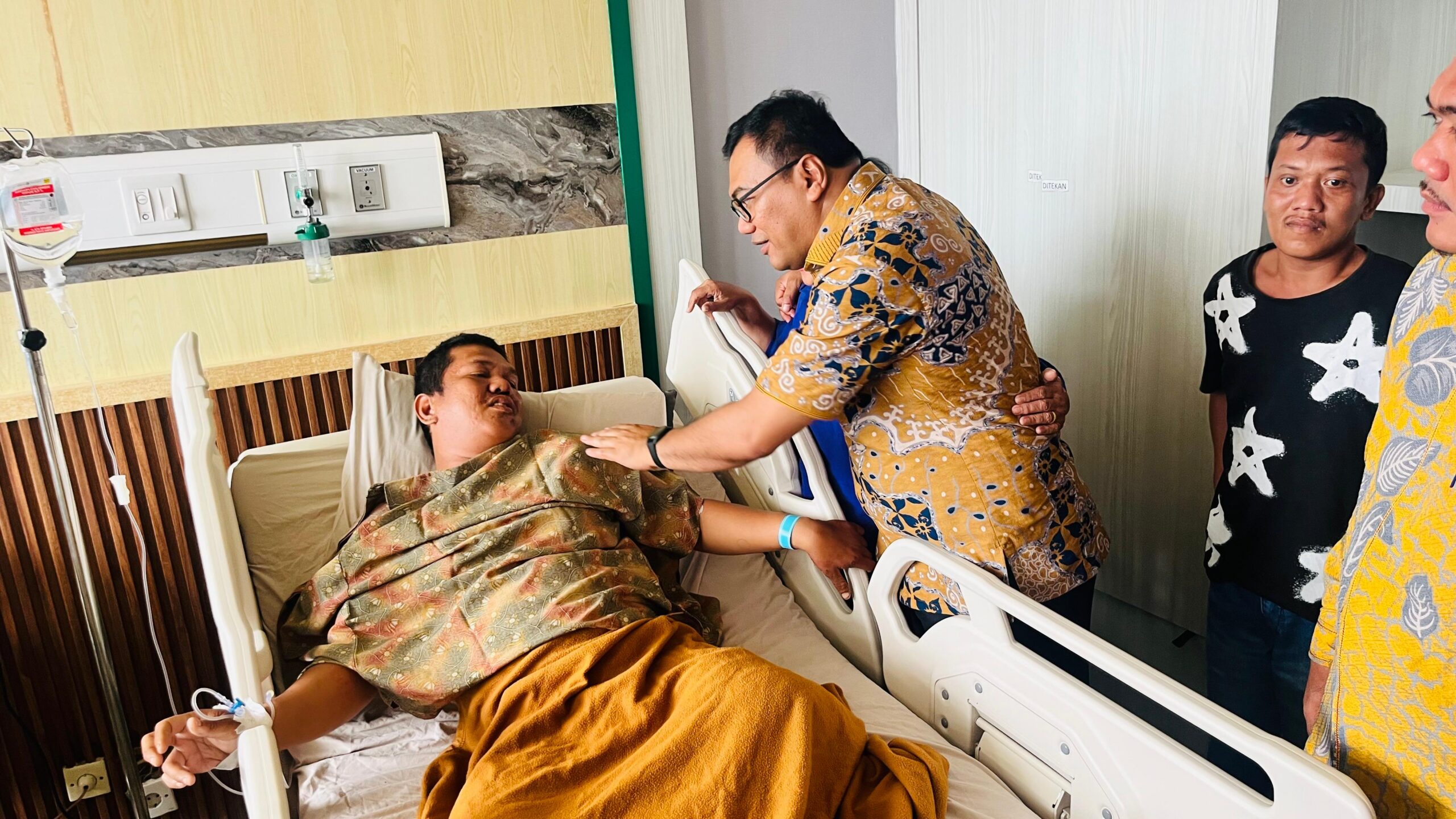 Asri Ludin Kunjungi ASN Dishub Deli Serdang Di RSUP Adam Malik Akibat Kecelakaan Kerja 3 Asri Ludin Kunjungi ASN Dishub Deli Serdang Di RSUP Adam Malik Akibat Kecelakaan Kerja - IMG 20260906 WA0015 scaled