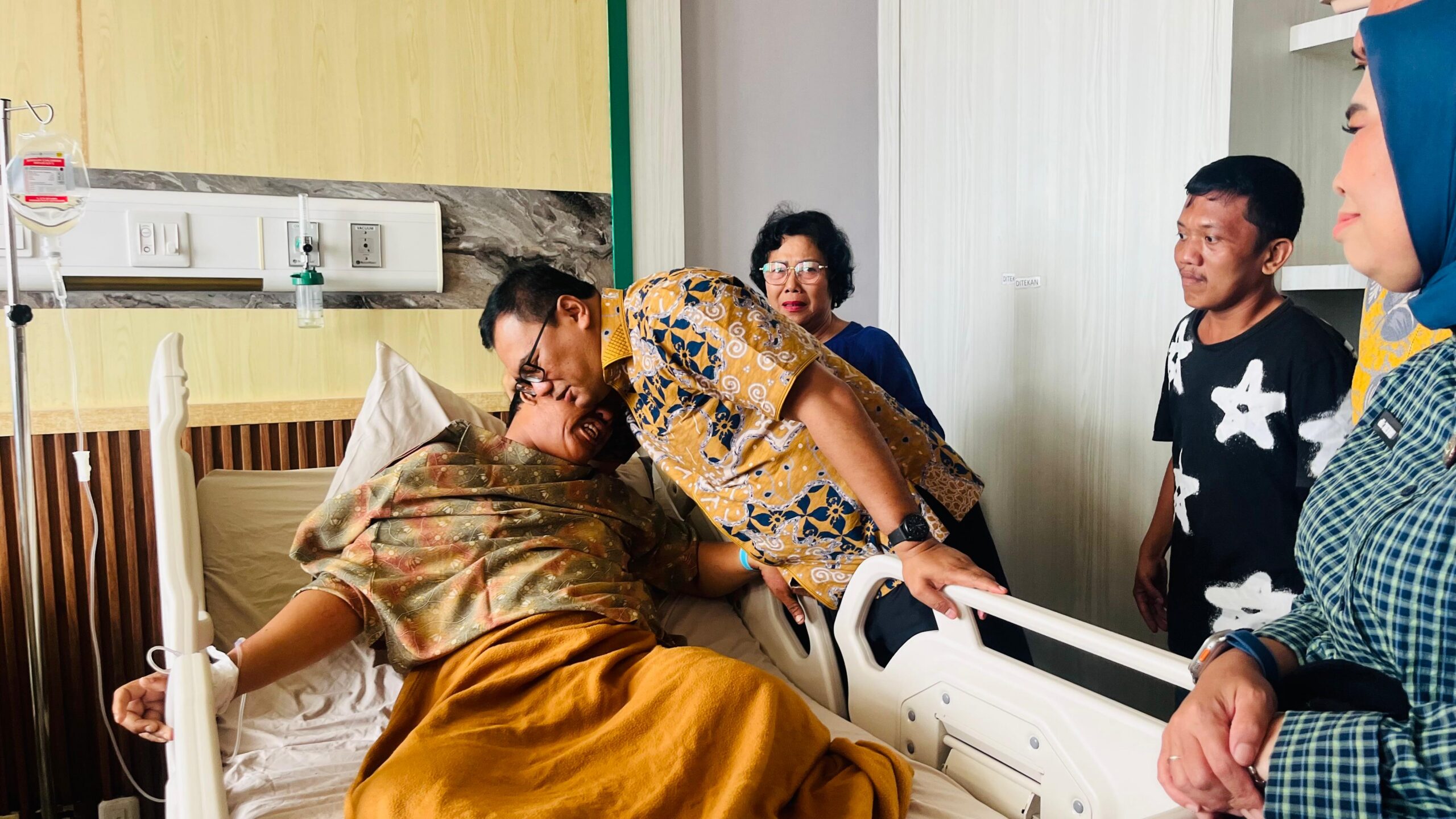Asri Ludin Kunjungi ASN Dishub Deli Serdang Di RSUP Adam Malik Akibat Kecelakaan Kerja 4 Asri Ludin Kunjungi ASN Dishub Deli Serdang Di RSUP Adam Malik Akibat Kecelakaan Kerja - IMG 20260906 WA0016 scaled
