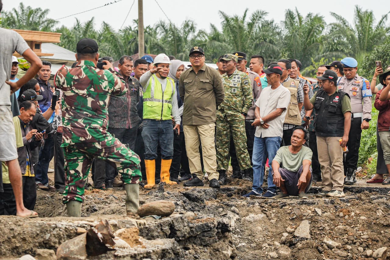 Jalan Provinsi Kawasan Tiga Juhar Longsor, Pemkab Deli Serdang Siapkan Jalan Alternatif Bantu Warga 5 Jalan Provinsi Kawasan Tiga Juhar Longsor, Pemkab Deli Serdang Siapkan Jalan Alternatif Bantu Warga - IMG 20260912 WA0004