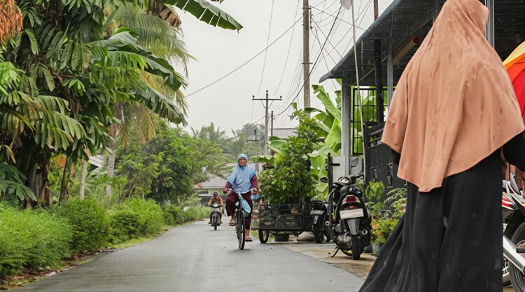 Jalan Desa Tandem Hilir Mulus Setelah Menanti 81 Tahun, Siti Gembira 