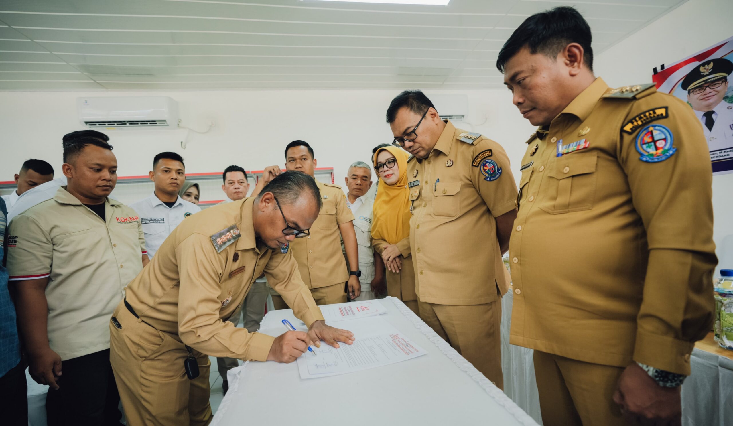 Bupati Deli Serdang Saksikan Penandatanganan MoU Penyediaan Bahan Pangan Antara SPPG Dan KDMP Beringin 3 Bupati Deli Serdang Saksikan Penandatanganan MoU Penyediaan Bahan Pangan Antara SPPG Dan KDMP Beringin - IMG 20260908 094022 scaled