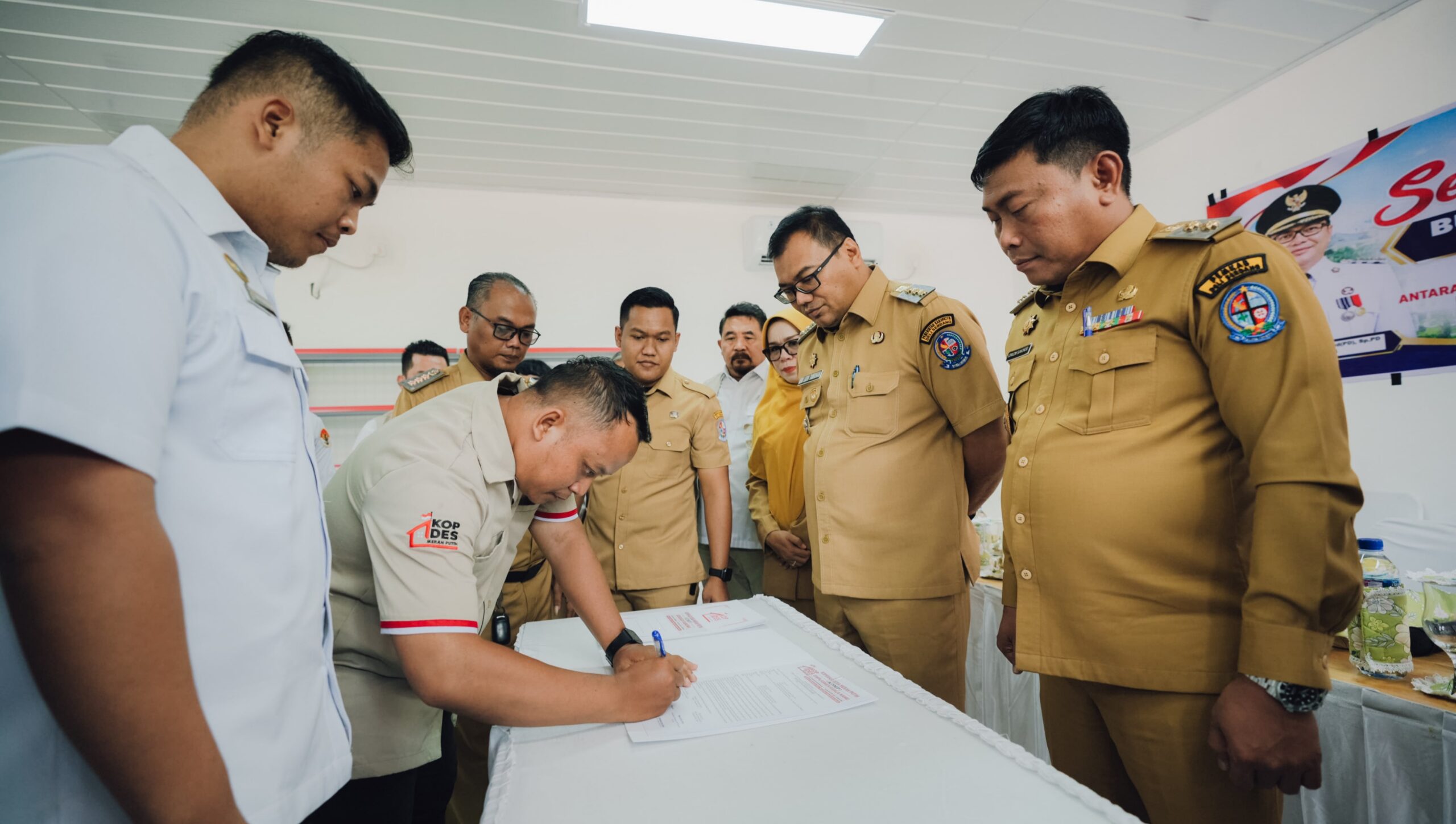 Bupati Deli Serdang Saksikan Penandatanganan MoU Penyediaan Bahan Pangan Antara SPPG Dan KDMP Beringin 7 Bupati Deli Serdang Saksikan Penandatanganan MoU Penyediaan Bahan Pangan Antara SPPG Dan KDMP Beringin - IMG 20260908 094120 scaled
