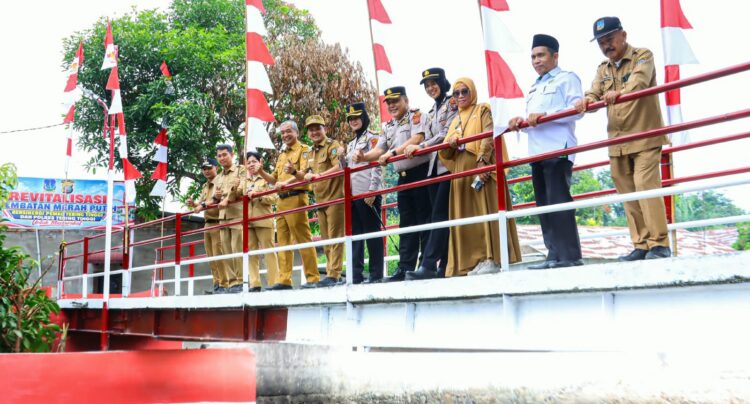 Resmikan Jembatan Merah Putih, Wali Kota dan Kapolres Tebing Tinggi Beri Kemudahan Warga Mandailing 2 Resmikan Jembatan Merah Putih, Wali Kota dan Kapolres Tebing Tinggi Beri Kemudahan Warga Mandailing