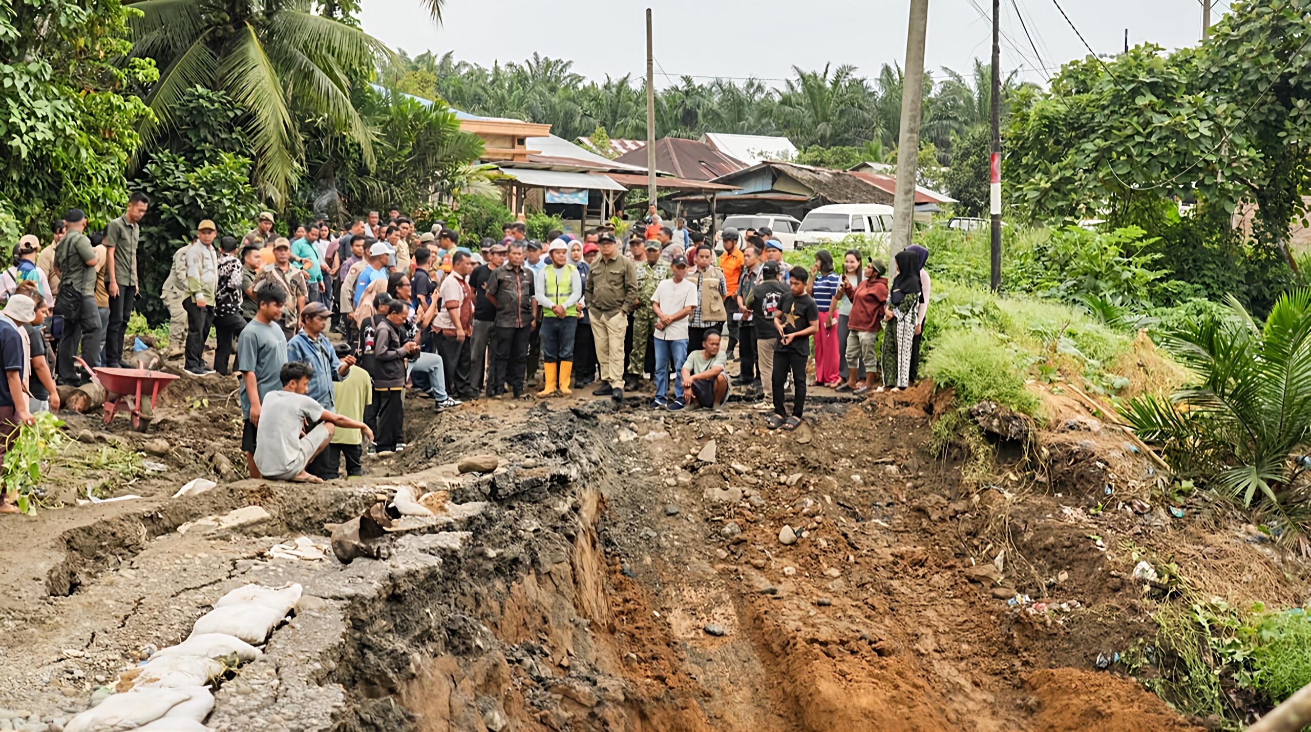 Jalan Provinsi Kawasan Tiga Juhar Longsor, Pemkab Deli Serdang Siapkan Jalan Alternatif Bantu Warga 4 Jalan Provinsi Kawasan Tiga Juhar Longsor, Pemkab Deli Serdang Siapkan Jalan Alternatif Bantu Warga - IMG 20260912 084546 scaled