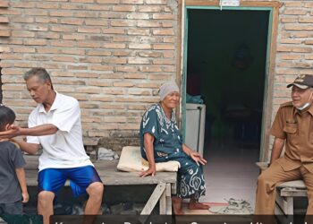 Lurah Mekar Sentosa Tinjau Sekolah Madrasah Dan Selokan Rusak, Dapat Bantuan Pengerasan Jalan Lingkungan 