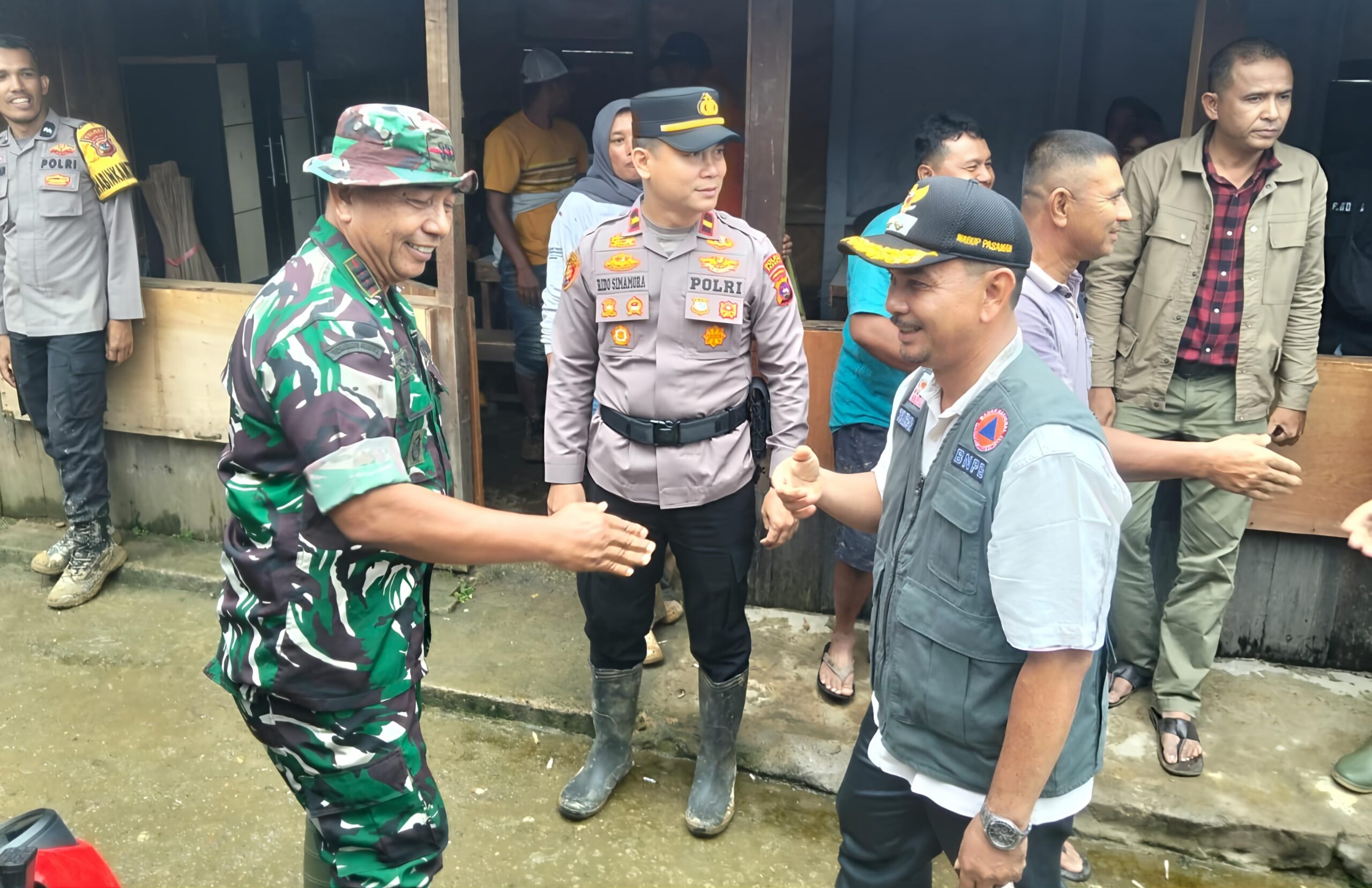 Danramil 03/Talu Kerahkan Personel Bantu Penanganan Banjir Bandang Di Kampung Parit Dua Koto, Pencarian Korban Hanyut Terus Dilakukan 4 Danramil 03/Talu Kerahkan Personel Bantu Penanganan Banjir Bandang Di Kampung Parit Dua Koto, Pencarian Korban Hanyut Terus Dilakukan - IMG 20260920 133207 scaled