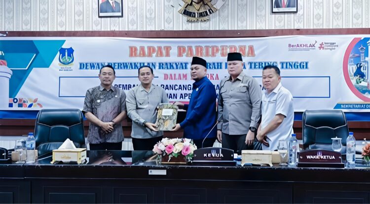 Rapat Paripurna Pandangan Umum, Fraksi DPRD Tebing Tinggi Soroti Penurunan PAD Dan Kenaikan Belanja Barang Jasa 2 Rapat Paripurna Pandangan Umum, Fraksi DPRD Tebing Tinggi Soroti Penurunan PAD Dan Kenaikan Belanja Barang Jasa