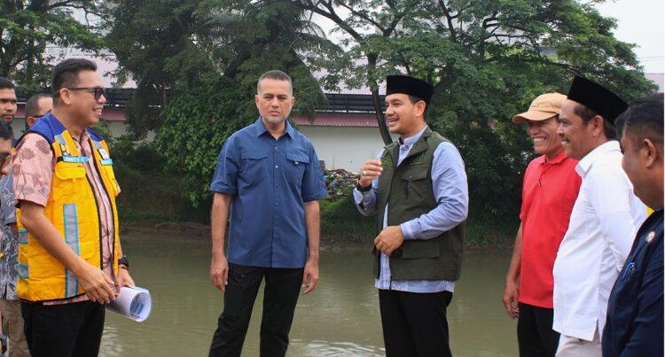 Anggota DPR RI Musa Rajekshah Tinjau Pekerjaan Tanggul Penahan Banjir Jalan Anturmangan Kota Tebing Tinggi, Wali Kota Iman Irdian Sampaikan Terimakasih 