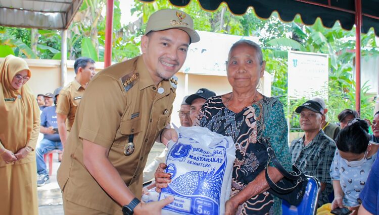 Warga Kota Tebing Tinggi Terima Beras 10 Kg, Wali Kota Bagikan Dari Kelurahan Ke Kelurahan 2 Warga Kota Tebing Tinggi Terima Beras 10 Kg, Wali Kota Bagikan Dari Kelurahan Ke Kelurahan