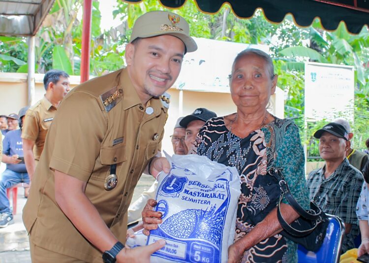 Warga Kota Tebing Tinggi Terima Beras 10 Kg, Wali Kota Bagikan Dari Kelurahan Ke Kelurahan