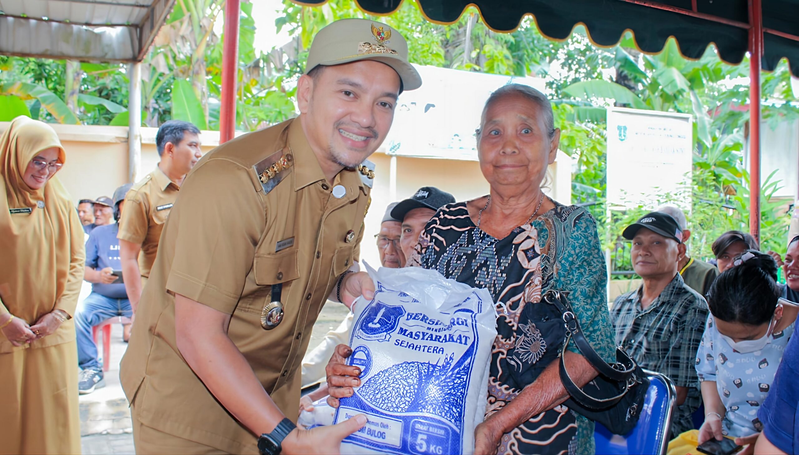 Warga Kota Tebing Tinggi Terima Beras 10 Kg, Wali Kota Bagikan Dari Kelurahan Ke Kelurahan 3 Warga Kota Tebing Tinggi Terima Beras 10 Kg, Wali Kota Bagikan Dari Kelurahan Ke Kelurahan - IMG 20261026 211416 scaled