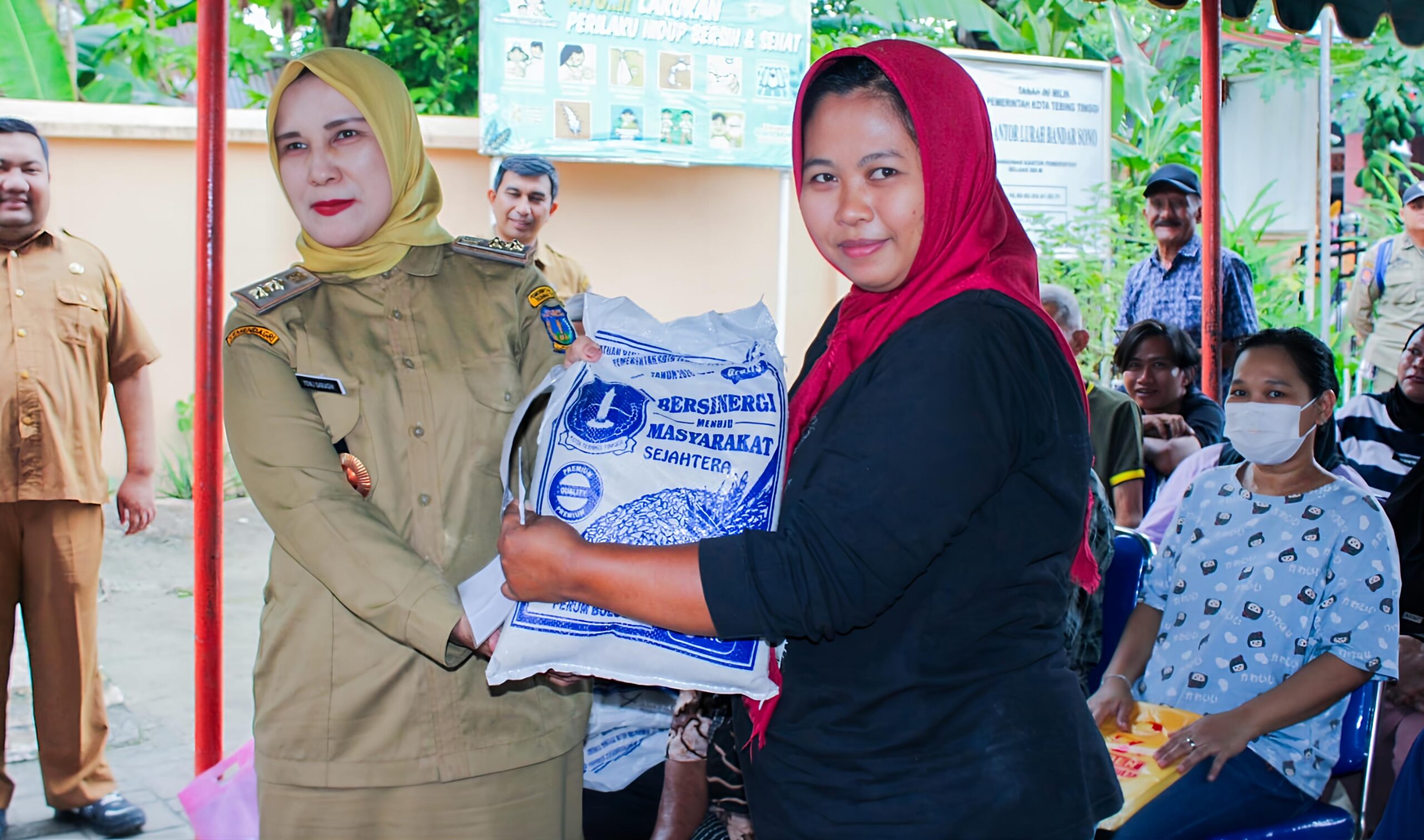 Warga Kota Tebing Tinggi Terima Beras 10 Kg, Wali Kota Bagikan Dari Kelurahan Ke Kelurahan 6 Warga Kota Tebing Tinggi Terima Beras 10 Kg, Wali Kota Bagikan Dari Kelurahan Ke Kelurahan - IMG 20261026 211533 scaled
